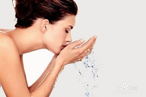 女性脸部白癜风症状及应对措施