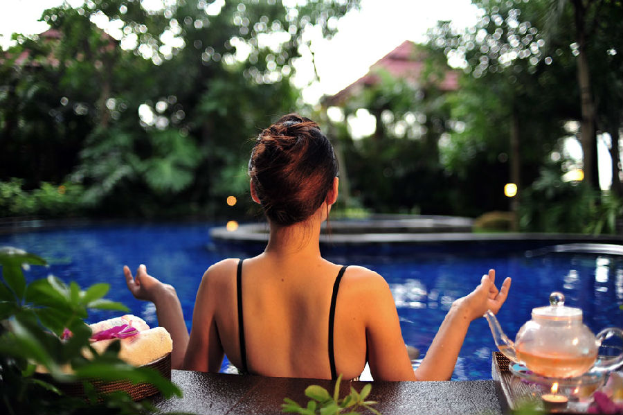 泡温泉放松身心也可以治疗白癜风